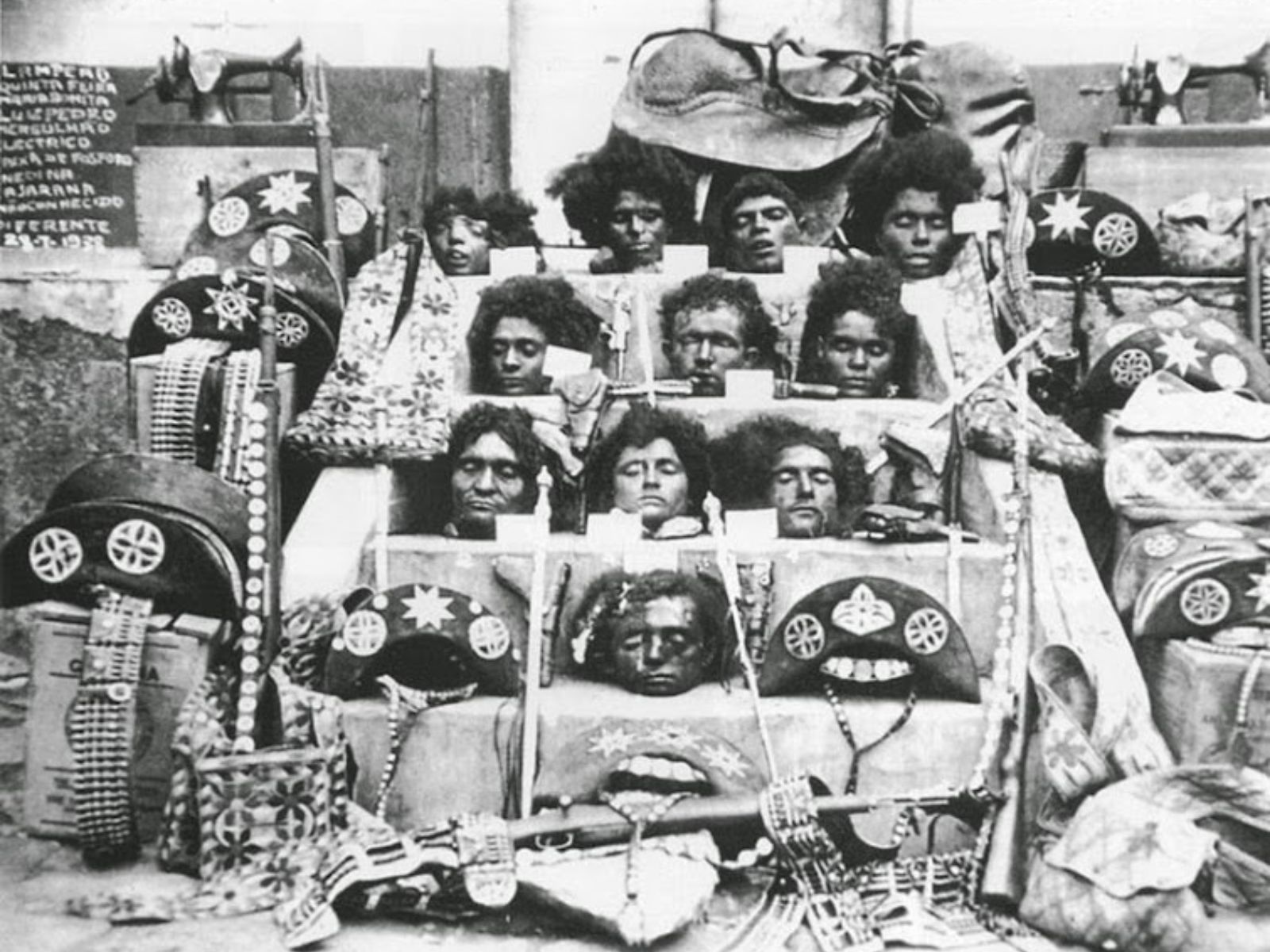 Após o confronto, as cabeças de Lampião, Maria Bonita e dos outros cangaceiros mortos foram decapitadas e levadas como troféus pelas forças policiais. As cabeças foram expostas em várias cidades do nordeste, incluindo Piranhas, Alagoas, como prova da vitória das forças volantes. Uma fotografia icônica das cabeças empilhadas se tornou um símbolo poderoso e macabro do fim do cangaço.