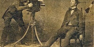 Durante a era vitoriana, uma prática mórbida e um tanto peculiar tornou-se comum: as fotografias post-mortem. Também eram conhecidas como "memento mori".