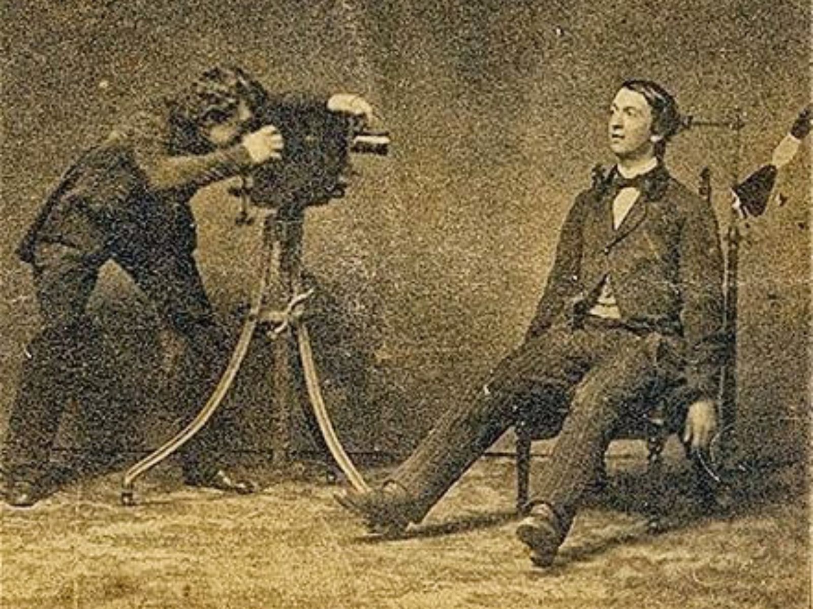 Durante a era vitoriana, uma prática mórbida e um tanto peculiar tornou-se comum: as fotografias post-mortem. Também eram conhecidas como "memento mori".