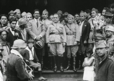 Comitiva de Getúlio Vargas (ao centro) durante sua passagem por Itararé (São Paulo) a caminho do Rio de Janeiro após a vitoriosa Revolução de 1930. Foto: Claro Jansson (1877-1954), 1930.