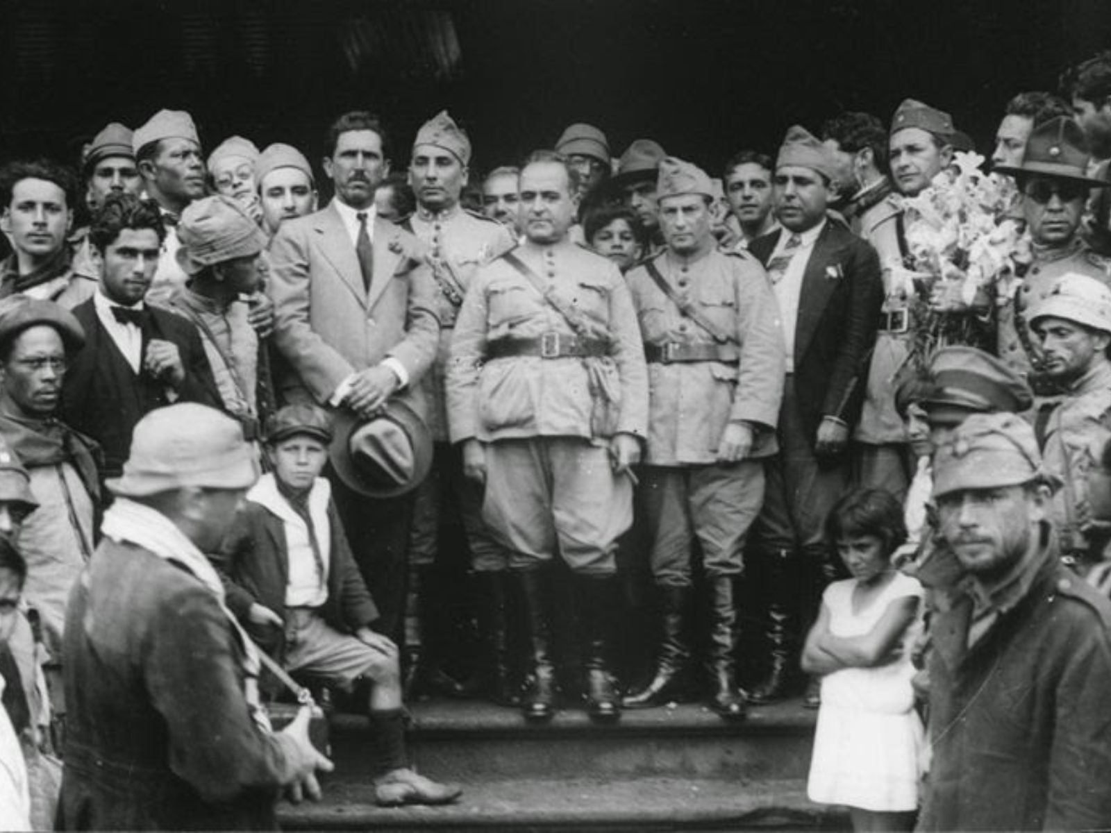 Comitiva de Getúlio Vargas (ao centro) durante sua passagem por Itararé (São Paulo) a caminho do Rio de Janeiro após a vitoriosa Revolução de 1930. Foto: Claro Jansson (1877-1954), 1930.