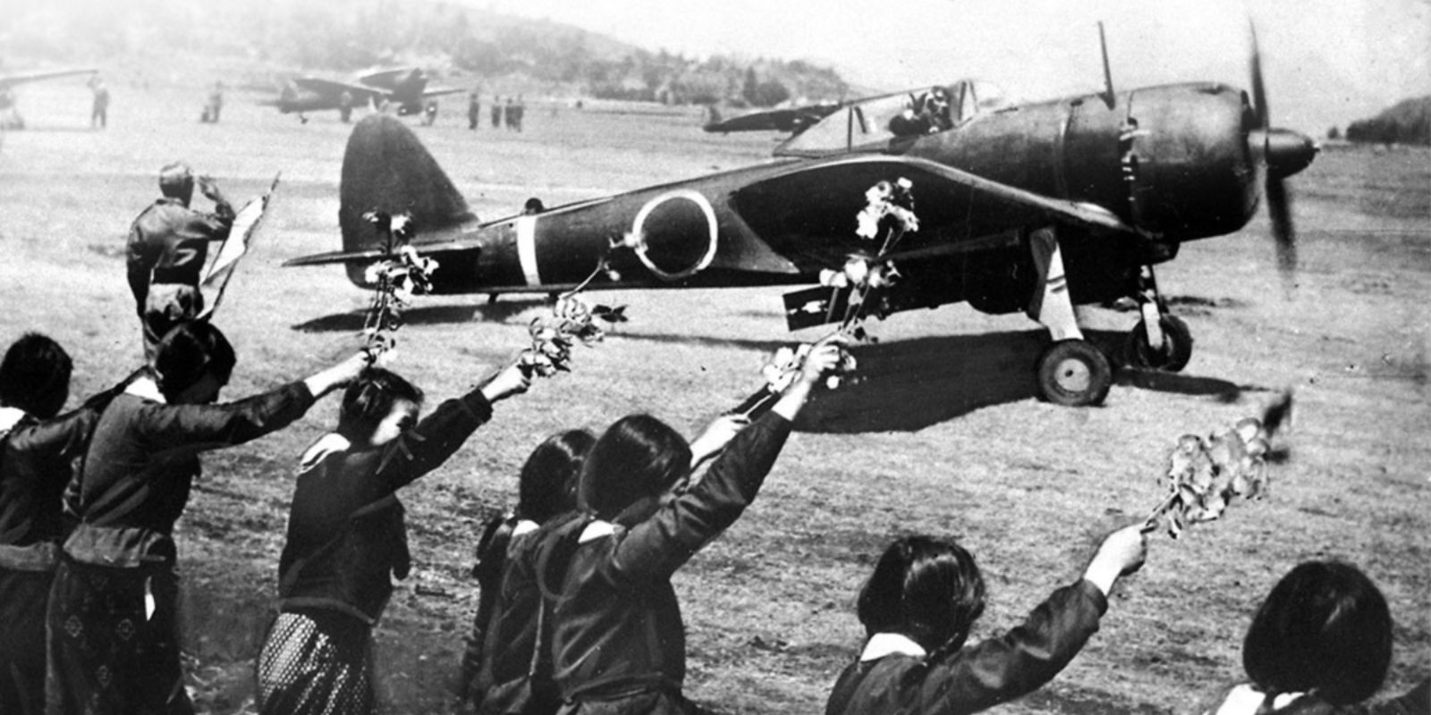 Grupo de mulheres japonesas se despede um piloto kamikaze pouco antes dele partir para a sua missão final em 1945.