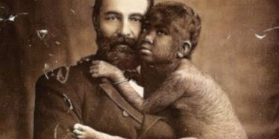 Guillermo Antonio Farini, cujo nome verdadeiro era William Leonard Hunt e, posteriormente, como "O Grande Farini", foi um famoso showman, acrobata e empresário que organizava e promovia espetáculos envolvendo performances exóticas e pessoas de diversas origens. Farini começou sua carreira como um artista e explorador, mas a busca por oportunidades e aventuras o levou a se envolver com o mundo das exposições exóticas (zoológicos humanos).