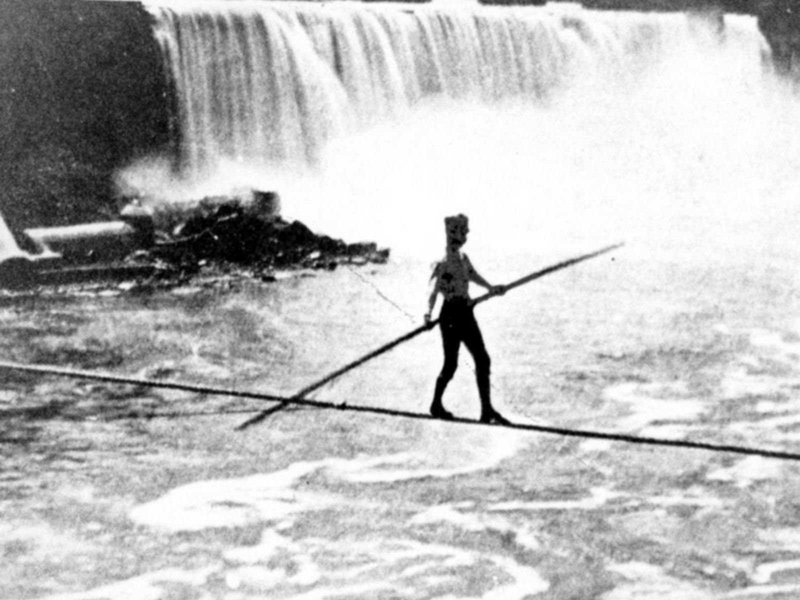 Farini ganhou fama mundial em 1860 quando realizou uma série de travessias sobre as Cataratas do Niágara em uma corda bamba, um feito incrivelmente perigoso que atraiu grandes multidões.