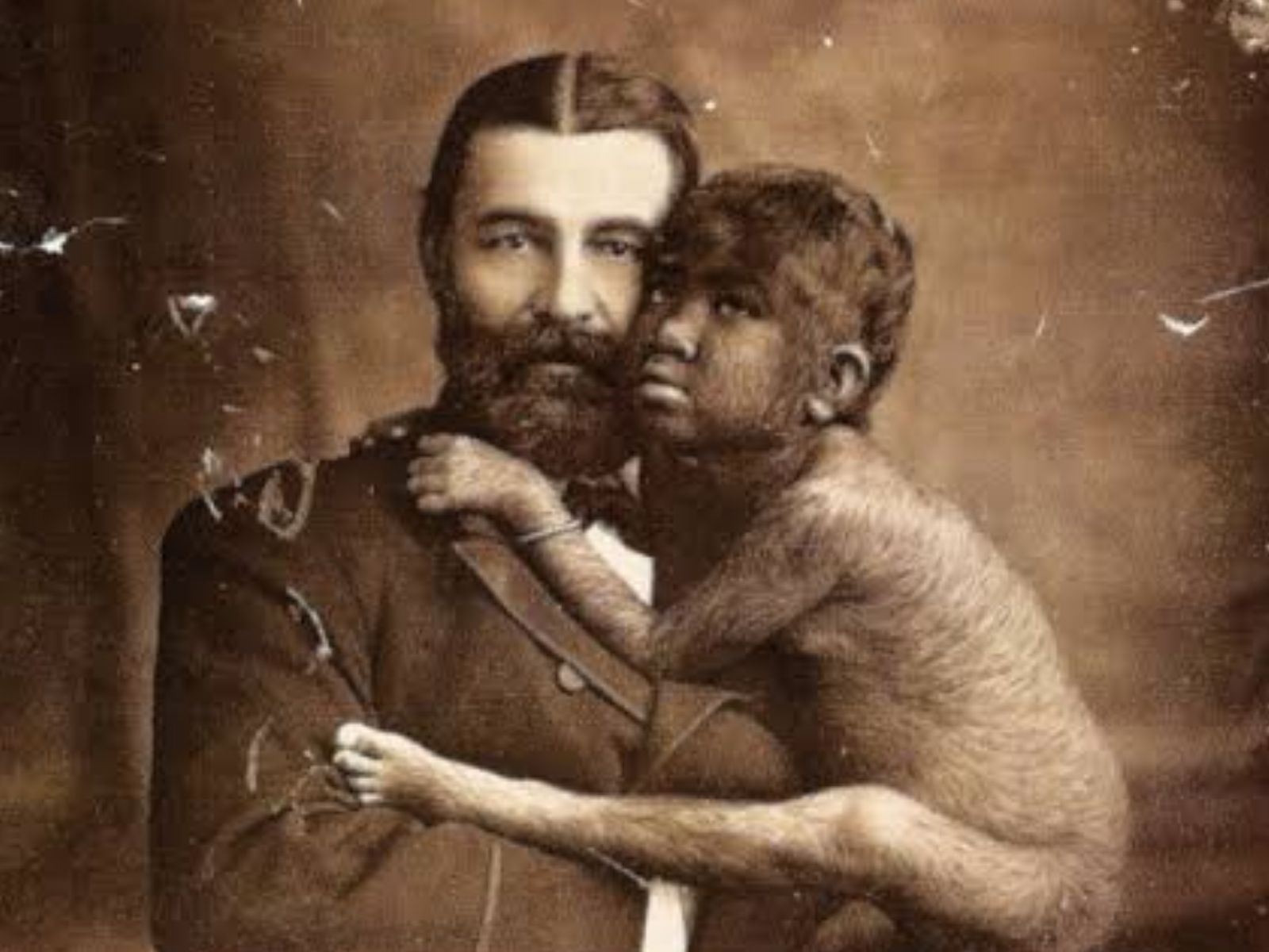 Guillermo Antonio Farini, cujo nome verdadeiro era William Leonard Hunt e, posteriormente, como "O Grande Farini", foi um famoso showman, acrobata e empresário que organizava e promovia espetáculos envolvendo performances exóticas e pessoas de diversas origens. Farini começou sua carreira como um artista e explorador, mas a busca por oportunidades e aventuras o levou a se envolver com o mundo das exposições exóticas (zoológicos humanos).