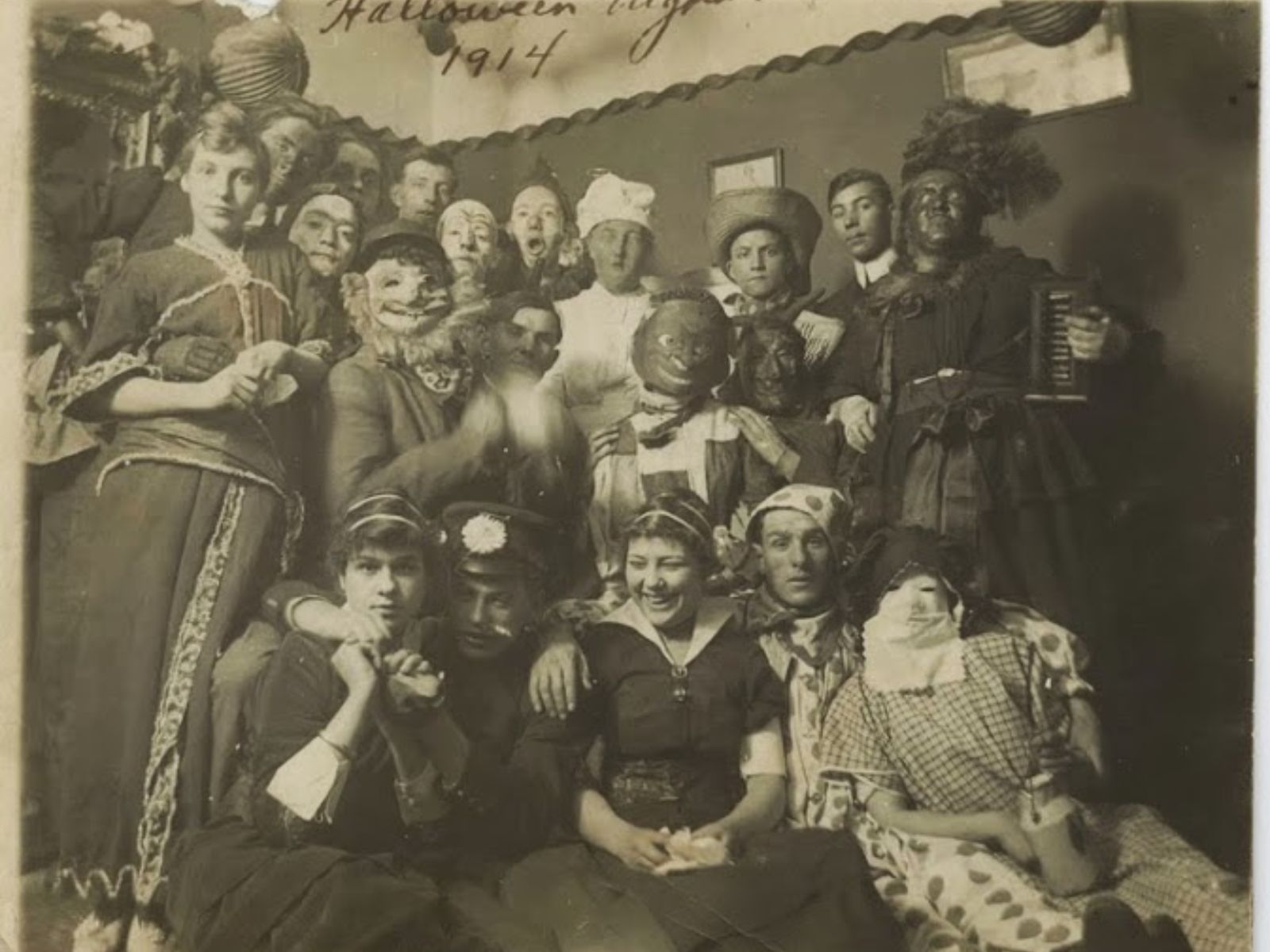 O Halloween, celebrado em 31 de outubro, possui origens que remontam a antigos festivais celtas e tradições cristãs, refletindo uma rica gama de crenças e práticas culturais ao longo dos séculos.