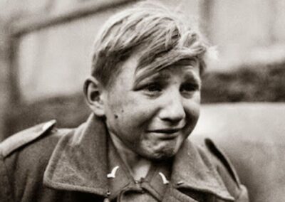 Esta é a icônica fotografia de Hans-Georg Henke, um menino soldado alemão de 16 anos, capturado pelas forças americanas em 1945. Sua imagem, com o rosto coberto de lágrimas e fuligem, tornou-se um símbolo pungente da devastação e do desespero que a Segunda Guerra Mundial infligiu à juventude. A foto foi tirada por John Florea, da revista Life. Fonte: John Florea/Life Magazine.