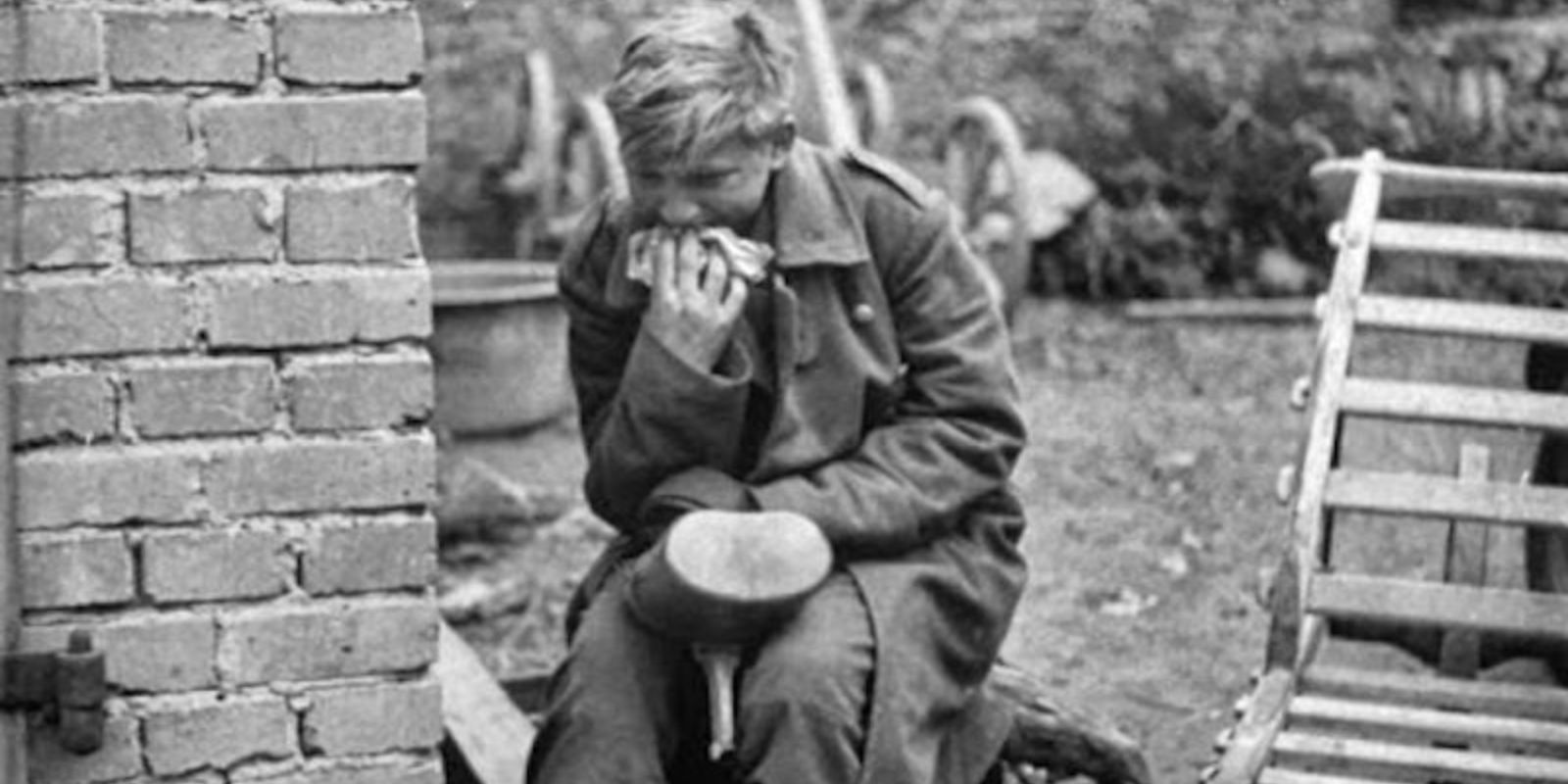 Esta fotografia mostra Hans-Georg Henke em um uniforme da Luftwaffe, a força aérea alemã, em uma idade ainda muito jovem. Ele foi parte da Flakhelfer, uma unidade de auxiliares antiaéreos composta por adolescentes, que desempenhavam funções cruciais na defesa aérea da Alemanha, evidenciando a mobilização total da sociedade alemã para o esforço de guerra.