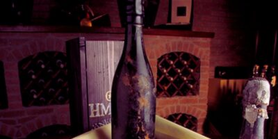 O Heidsieck & Co. Monopole 1907 "Shipwrecked" Champagne é um dos champanhes mais fascinantes e lendários da história, não apenas por sua antiguidade e qualidade, mas também por sua incrível história de sobrevivência. Este champanhe foi recuperado de um naufrágio no Mar Báltico, onde permaneceu submerso por quase 80 anos antes de ser resgatado e se tornar um dos champanhes mais cobiçados e valiosos do mundo.