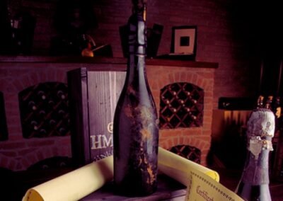 O Heidsieck & Co. Monopole 1907 "Shipwrecked" Champagne é um dos champanhes mais fascinantes e lendários da história, não apenas por sua antiguidade e qualidade, mas também por sua incrível história de sobrevivência. Este champanhe foi recuperado de um naufrágio no Mar Báltico, onde permaneceu submerso por quase 80 anos antes de ser resgatado e se tornar um dos champanhes mais cobiçados e valiosos do mundo.