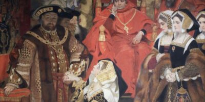 Em 11 de julho de 1533, Henrique VIII, rei da Inglaterra, foi excomungado pelo papa Clemente VII após várias tentativas fracassadas de anular seu casamento com Catarina de Aragão. A ilustração "Henry VIII and Catherine of Aragon Before Papal Legates at Blackfriars, 1529" captura o drama e a tensão deste episódio histórico.