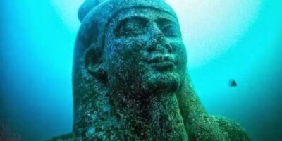 Heracleion-Thonis, uma cidade perdida submersa na costa do Egito, foi descoberta em 2000 pelo arqueólogo Franck Goddio.