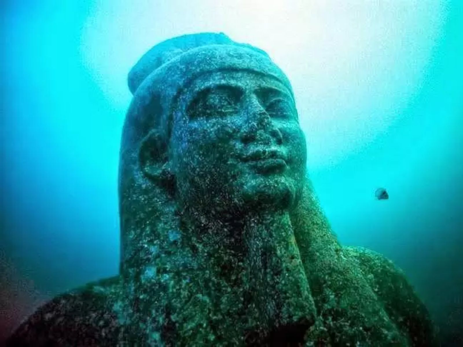 Heracleion-Thonis, uma cidade perdida submersa na costa do Egito, foi descoberta em 2000 pelo arqueólogo Franck Goddio.