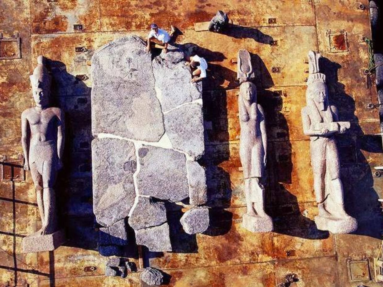 Heracleion-Thonis, uma cidade perdida submersa na costa do Egito, foi descoberta em 2000 pelo arqueólogo Franck Goddio.