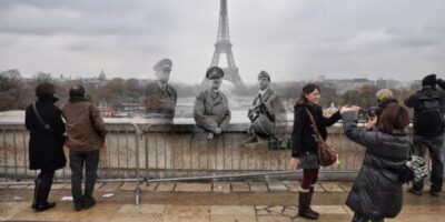 Esta fotomontagem de Sergey Larenkov traz a ocupação de Paris para o presente, contrastando a visita de Hitler com a Paris turística de hoje. O tour de Hitler durou apenas três horas e foi um ato de profundo simbolismo.