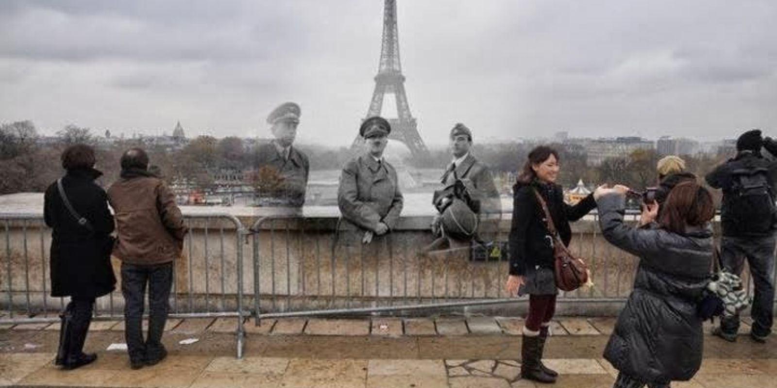 Esta fotomontagem de Sergey Larenkov traz a ocupação de Paris para o presente, contrastando a visita de Hitler com a Paris turística de hoje. O tour de Hitler durou apenas três horas e foi um ato de profundo simbolismo. Esta fotomontagem de Sergey Larenkov traz a ocupação de Paris para o presente, contrastando a visita de Hitler com a Paris turística de hoje. O tour de Hitler durou apenas três horas e foi um ato de profundo simbolismo.