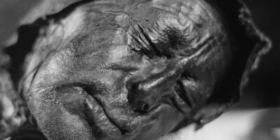 A descoberta do Homem de Tollund em 1950, em um pântano na Dinamarca, causou grande fascínio entre arqueólogos e historiadores. O corpo, notavelmente bem preservado, foi encontrado por Viggo e Emil Højgaard enquanto cavavam a turfa.