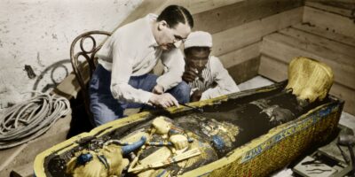 Howard Carter e sua equipe no momento histórico da abertura do sarcófago de Tutancâmon em 1922. Dentro dele, três caixões se encaixavam um no outro. O mais interno era feito de ouro maciço e pesava 110 quilos. A descoberta revelou tesouros que aguardavam há 33 séculos no Vale dos Reis. Fonte: Griffith Institute, Universidade de Oxford / Harry Burton.