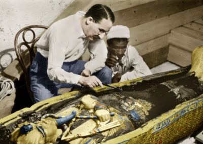 Howard Carter e sua equipe no momento histórico da abertura do sarcófago de Tutancâmon em 1922. Dentro dele, três caixões se encaixavam um no outro. O mais interno era feito de ouro maciço e pesava 110 quilos. A descoberta revelou tesouros que aguardavam há 33 séculos no Vale dos Reis. Fonte: Griffith Institute, Universidade de Oxford / Harry Burton.