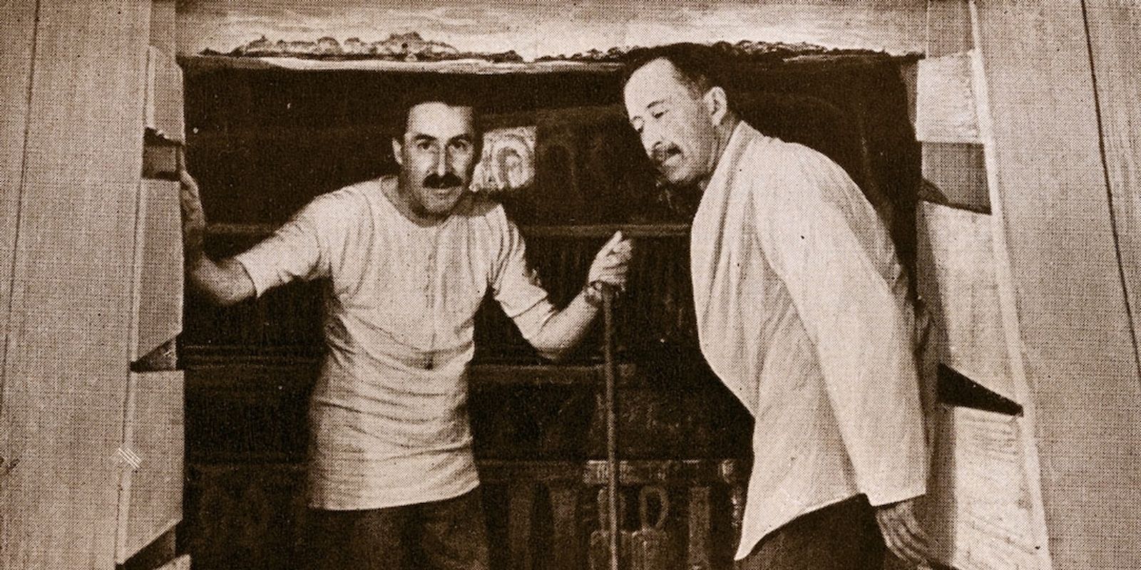 Howard Carter examina a porta lacrada da tumba de Tutancâmon. A porta já havia sido aberta e lacrada novamente na antiguidade, gerando medo de que ladrões tivessem saqueado tudo. Felizmente, a maioria dos tesouros permaneceu intacta por mais de 3 mil anos.