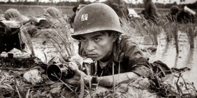 O fotógrafo da Associated Press Huynh Thanh My cobre um batalhão vietnamita encurralado em um arrozal no Delta do Mekong, cerca de um mês antes de ser morto em combate em 10 de outubro de 1965. Esta imagem icônica captura a coragem e dedicação dos fotojornalistas de guerra. Fonte: Associated Press.