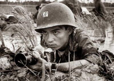 O fotógrafo da Associated Press Huynh Thanh My cobre um batalhão vietnamita encurralado em um arrozal no Delta do Mekong, cerca de um mês antes de ser morto em combate em 10 de outubro de 1965. Esta imagem icônica captura a coragem e dedicação dos fotojornalistas de guerra. Fonte: Associated Press.