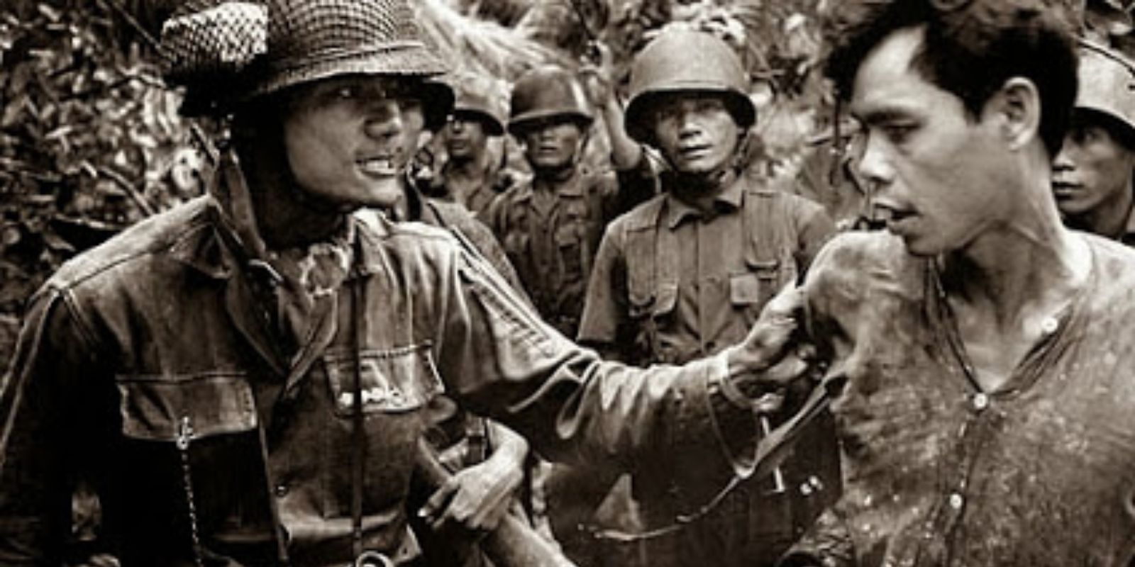 Soldado sul-vietnamita interroga um prisioneiro suspeito de ser Viet Cong, em fotografia de Huynh Thanh My tirada em 1965. A imagem documenta os métodos de interrogatório durante a Guerra do Vietnã e faz parte do legado visual deixado pelo fotógrafo. Fonte: Associated Press / Alamy.