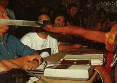 Em um momento de tensão, Índia Tuíra colocou um facão no rosto do presidente da Eletronorte, José Muniz Lopes. Esse gesto simbolizou a resistência dos povos indígenas contra os projetos que ameaçavam suas terras.
