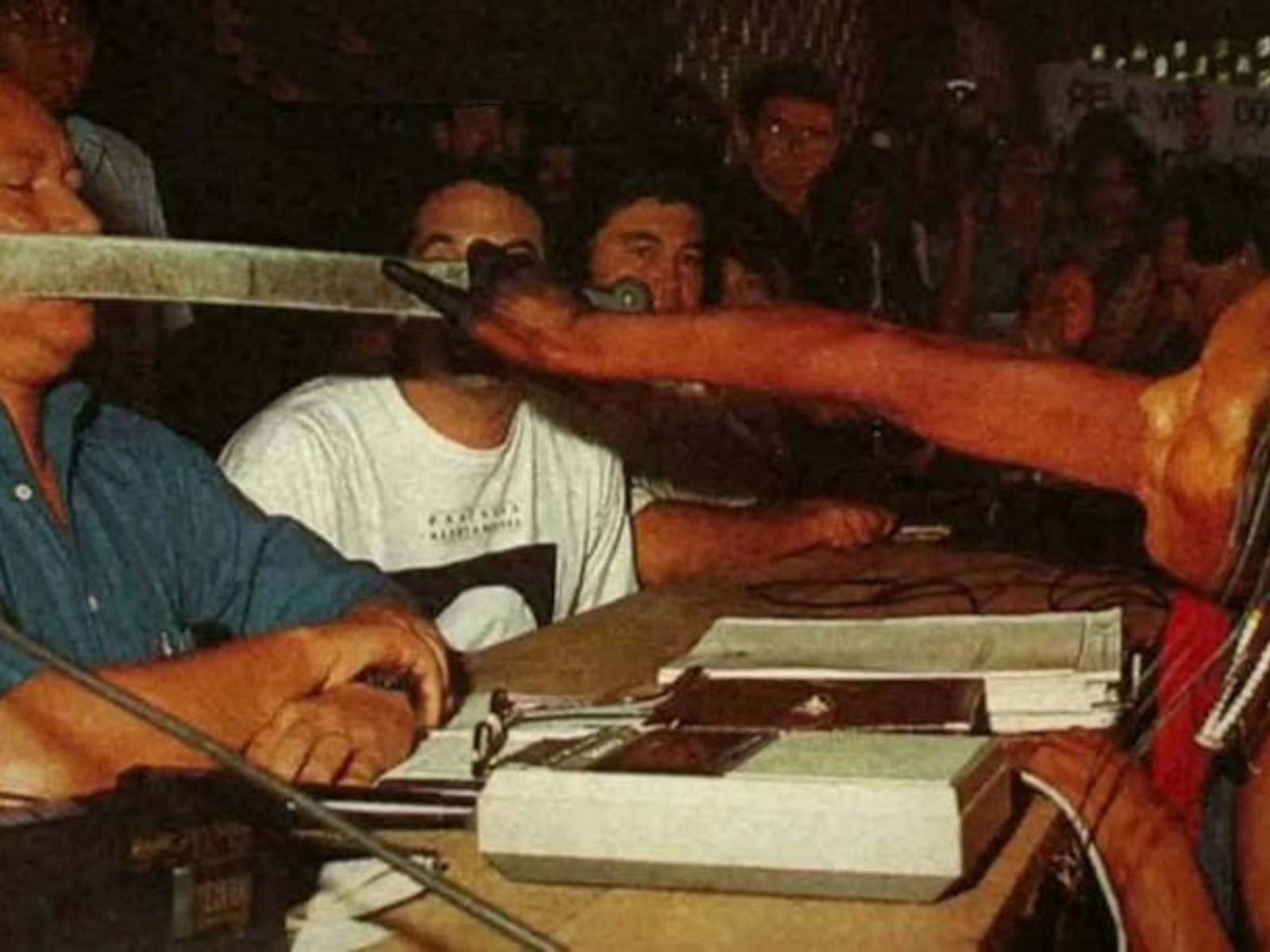 Em um momento de tensão, Índia Tuíra colocou um facão no rosto do presidente da Eletronorte, José Muniz Lopes. Esse gesto simbolizou a resistência dos povos indígenas contra os projetos que ameaçavam suas terras.