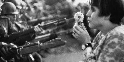 Durante a marcha, um momento particularmente memorável foi capturado pela câmera. Jan Rose Kasmir, uma jovem ativista de 17 anos, ficou famosa por seu ato de resistência pacífica. A jovem se aproximou de uma formação de soldados da Guarda Nacional, que estavam posicionados para manter a ordem. Com uma flor em mãos, Kasmir fez um gesto de desafio ao oferecer a flor a um dos soldados, em um ato simbólico de paz e não-violência.