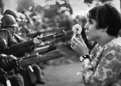 Durante a marcha, um momento particularmente memorável foi capturado pela câmera. Jan Rose Kasmir, uma jovem ativista de 17 anos, ficou famosa por seu ato de resistência pacífica. A jovem se aproximou de uma formação de soldados da Guarda Nacional, que estavam posicionados para manter a ordem. Com uma flor em mãos, Kasmir fez um gesto de desafio ao oferecer a flor a um dos soldados, em um ato simbólico de paz e não-violência.