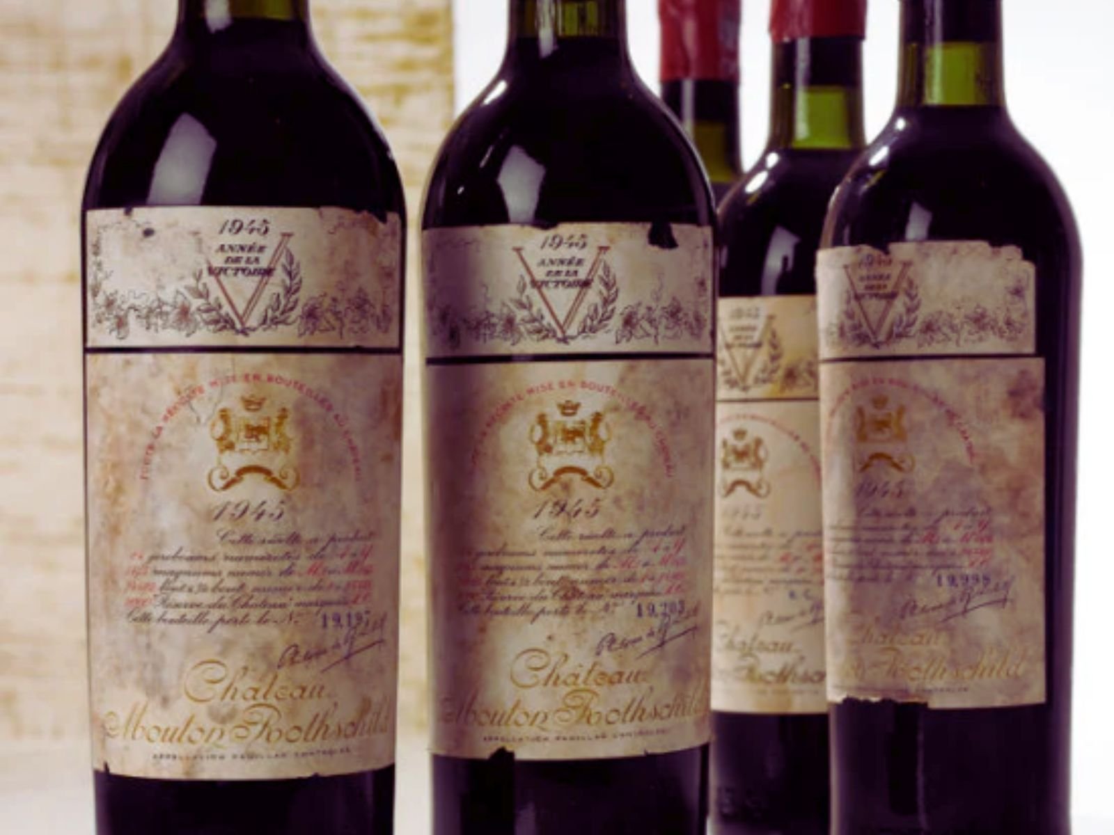 O Jeroboam de Chateau Mouton-Rothschild 1945 é uma das garrafas de vinho mais cobiçadas e reverenciadas do mundo. Produzido na prestigiada vinícola Chateau Mouton-Rothschild, na região de Pauillac, Bordeaux, este vinho é amplamente considerado um dos melhores vinhos tintos do século XX. Produzido no ano em que a Segunda Guerra Mundial chegou ao fim, o vinho representa capacidade de recuperação em tempos difíceis. A safra de 1945 é lembrada não apenas por sua qualidade, mas também por seu significado histórico.