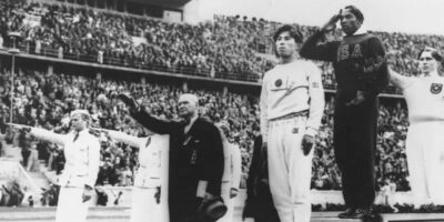 Jesse Owens se nega a olhar para a tribuna de Hitler (que já havia se retirado do Estádio Olímpico de Berlim), durante o pódio da prova de 200m. Durante os Jogos de Olímpicos de 1936, era comum antes das competições e durante as premiações que fosse realizada a saudação nazista. Em sua biografia, Owens relatou que esta vitória, além de contrapor ao racismo nazista, também foi importante para combater o racismo no próprio Estados Unidos.