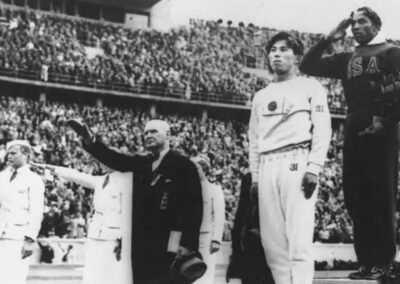 Jesse Owens se nega a olhar para a tribuna de Hitler (que já havia se retirado do Estádio Olímpico de Berlim), durante o pódio da prova de 200m. Durante os Jogos de Olímpicos de 1936, era comum antes das competições e durante as premiações que fosse realizada a saudação nazista. Em sua biografia, Owens relatou que esta vitória, além de contrapor ao racismo nazista, também foi importante para combater o racismo no próprio Estados Unidos.