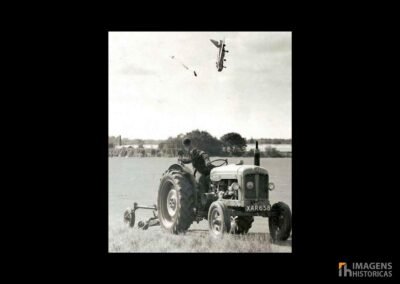 A foto de Jim Meads captura o exato momento em que George Aird ejetou do caça em chamas. Aird está visível no ar, com o paraquedas começando a se abrir, enquanto a aeronave se aproxima do solo.