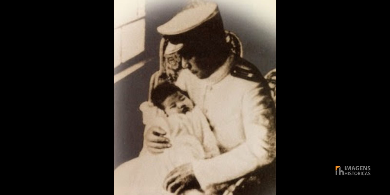 Tenente Sanehisa Uemura de 25 anos e a filha Motoko. (A Última Carta dos Kamikazes).