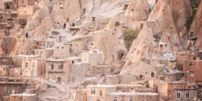 Kandovan é uma pitoresca vila localizada na província de Azerbaijão Oriental, no noroeste do Irã. Kandovan é uma vila única no Irã, com uma arquitetura troglodita impressionante e uma rica história cultural. O local é notável por sua arquitetura única, que integra as construções diretamente em formações rochosas vulcânicas.
