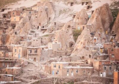 Kandovan é uma pitoresca vila localizada na província de Azerbaijão Oriental, no noroeste do Irã. Kandovan é uma vila única no Irã, com uma arquitetura troglodita impressionante e uma rica história cultural. O local é notável por sua arquitetura única, que integra as construções diretamente em formações rochosas vulcânicas.