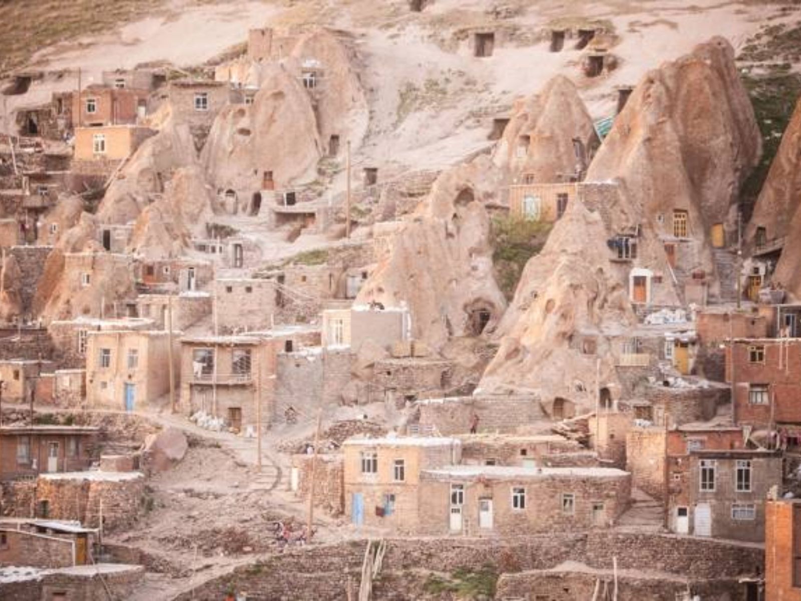 Kandovan é uma pitoresca vila localizada na província de Azerbaijão Oriental, no noroeste do Irã. Kandovan é uma vila única no Irã, com uma arquitetura troglodita impressionante e uma rica história cultural. O local é notável por sua arquitetura única, que integra as construções diretamente em formações rochosas vulcânicas. Kandovan é uma pitoresca vila localizada na província de Azerbaijão Oriental, no noroeste do Irã. Kandovan é uma vila única no Irã, com uma arquitetura troglodita impressionante e uma rica história cultural. O local é notável por sua arquitetura única, que integra as construções diretamente em formações rochosas vulcânicas.