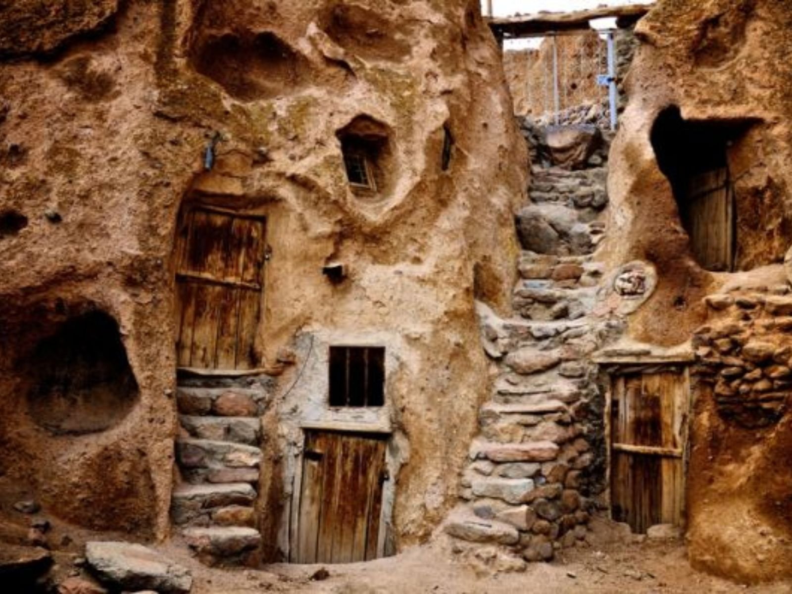 Kandovan é uma pitoresca vila localizada na província de Azerbaijão Oriental, no noroeste do Irã. Kandovan é uma vila única no Irã, com uma arquitetura troglodita impressionante e uma rica história cultural. O local é notável por sua arquitetura única, que integra as construções diretamente em formações rochosas vulcânicas.