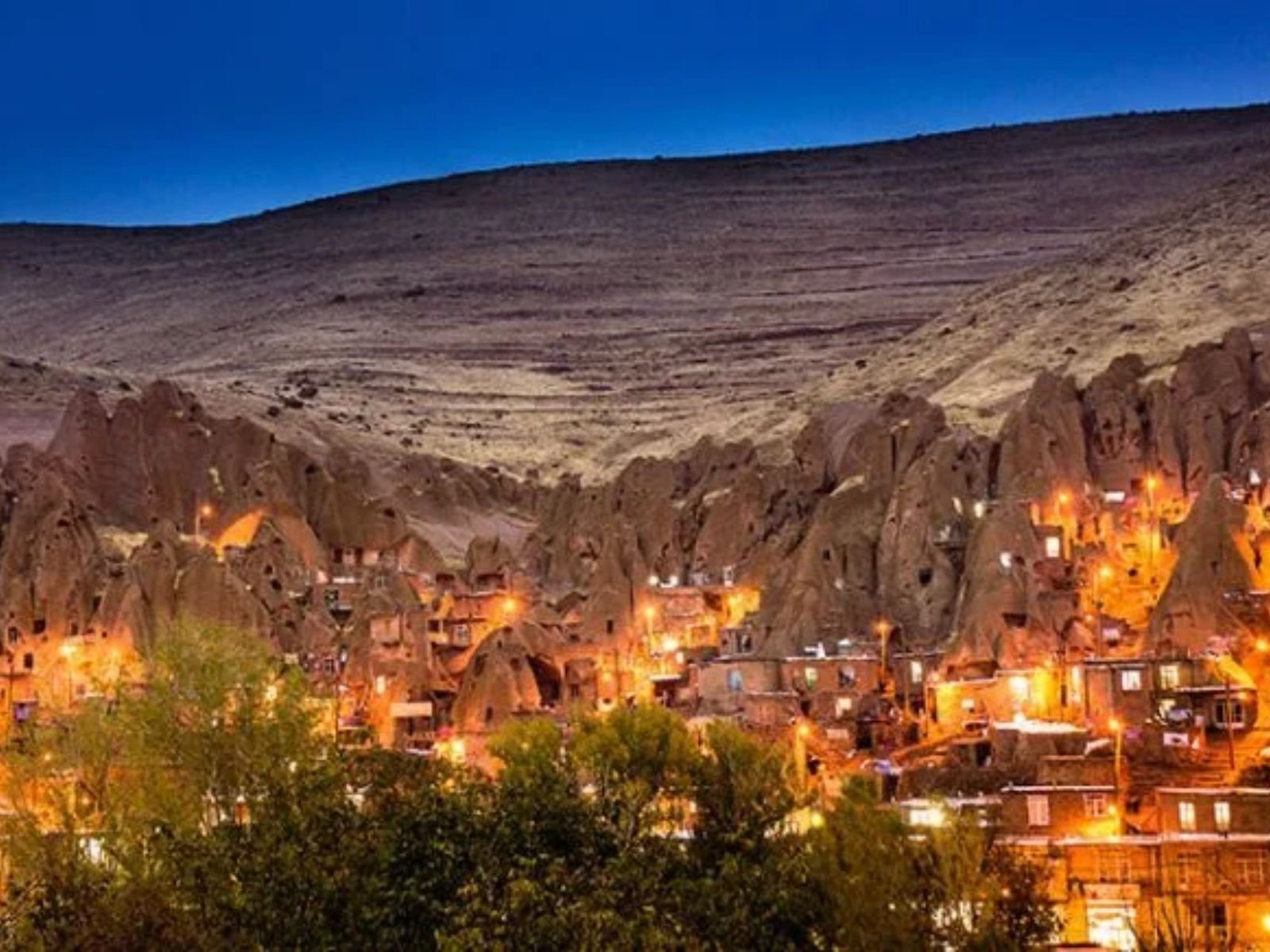 Kandovan é uma pitoresca vila localizada na província de Azerbaijão Oriental, no noroeste do Irã. Kandovan é uma vila única no Irã, com uma arquitetura troglodita impressionante e uma rica história cultural. O local é notável por sua arquitetura única, que integra as construções diretamente em formações rochosas vulcânicas.