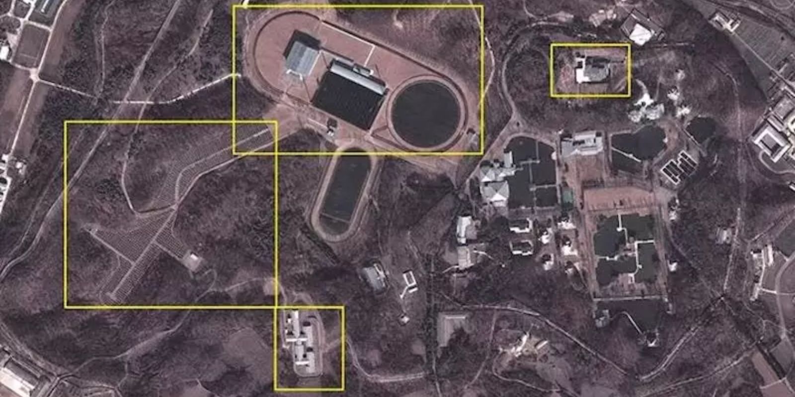 Imagem de satélite de alta resolução capturada em 2012 revela detalhes do complexo Kang Dong. Visível estão o edifício principal ao redor de um lago com fonte ornamental, múltiplas residências para membros da família Kim, instalações esportivas incluindo campo de futebol e hipódromo, além das duas linhas de segurança que cercam todo o perímetro de 4 quilômetros quadrados. Fonte: North Korea Economy Watch / Google Earth