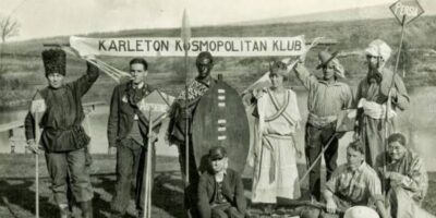 A Karleton Kosmopolitan Klub (KKK) foi fundada no início do século XX, em uma época de grandes mudanças sociais e econômicas.