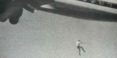 A história de Keith Sapsford é uma das mais comoventes e trágicas dentre os acidentes envolvendo jovens aventureiros. Em 24 de fevereiro de 1970, Keith, um garoto australiano de 14 anos, encontrou a morte de maneira dramática ao tentar realizar um perigoso sonho de fugir para um destino distante. Sua tentativa de aventura terminou de forma trágica quando ele caiu de um avião em pleno voo, enquanto este decolava do Aeroporto Internacional de Sydney, na Austrália.