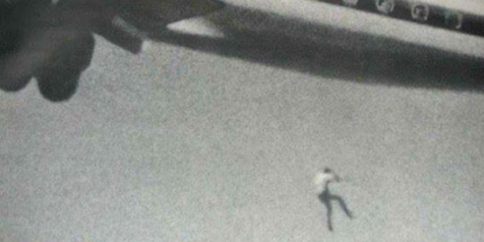 A história de Keith Sapsford é uma das mais comoventes e trágicas dentre os acidentes envolvendo jovens aventureiros. Em 24 de fevereiro de 1970, Keith, um garoto australiano de 14 anos, encontrou a morte de maneira dramática ao tentar realizar um perigoso sonho de fugir para um destino distante. Sua tentativa de aventura terminou de forma trágica quando ele caiu de um avião em pleno voo, enquanto este decolava do Aeroporto Internacional de Sydney, na Austrália.