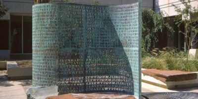 Kryptos é uma escultura de arte contemporânea criada pelo artista americano Jim Sanborn. A obra foi instalada em 1990 no pátio da sede da CIA (Central Intelligence Agency) em Langley, Virgínia. A obra é famosa por seu enigma complexo e não resolvido, que tem intrigado criptógrafos e entusiastas de quebra-cabeças por mais de três décadas. Composta de quatro seções de texto cifrado, das quais três foram decifradas, Kryptos continua a desafiar mentes ao redor do mundo, enquanto o código final permanece um mistério.