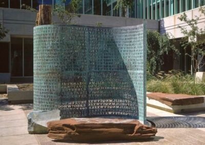 Kryptos é uma escultura de arte contemporânea criada pelo artista americano Jim Sanborn. A obra foi instalada em 1990 no pátio da sede da CIA (Central Intelligence Agency) em Langley, Virgínia. A obra é famosa por seu enigma complexo e não resolvido, que tem intrigado criptógrafos e entusiastas de quebra-cabeças por mais de três décadas. Composta de quatro seções de texto cifrado, das quais três foram decifradas, Kryptos continua a desafiar mentes ao redor do mundo, enquanto o código final permanece um mistério.