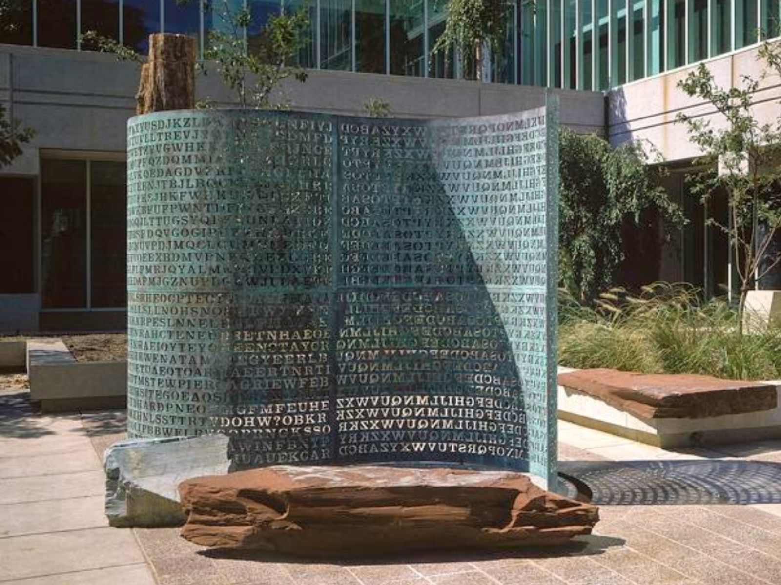 Kryptos é uma escultura de arte contemporânea criada pelo artista americano Jim Sanborn. A obra foi instalada em 1990 no pátio da sede da CIA (Central Intelligence Agency) em Langley, Virgínia. A obra é famosa por seu enigma complexo e não resolvido, que tem intrigado criptógrafos e entusiastas de quebra-cabeças por mais de três décadas. Composta de quatro seções de texto cifrado, das quais três foram decifradas, Kryptos continua a desafiar mentes ao redor do mundo, enquanto o código final permanece um mistério. Kryptos é uma escultura de arte contemporânea criada pelo artista americano Jim Sanborn. A obra foi instalada em 1990 no pátio da sede da CIA (Central Intelligence Agency) em Langley, Virgínia. A obra é famosa por seu enigma complexo e não resolvido, que tem intrigado criptógrafos e entusiastas de quebra-cabeças por mais de três décadas. Composta de quatro seções de texto cifrado, das quais três foram decifradas, Kryptos continua a desafiar mentes ao redor do mundo, enquanto o código final permanece um mistério.