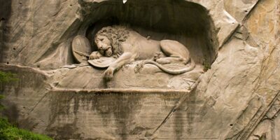 O Leão de Lucerna (Löwendenkmal, em alemão) é um monumento comovente localizado na cidade de Lucerna, Suíça.