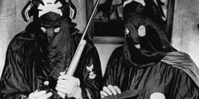 A Legião Negra, uma facção extremista derivada da Ku Klux Klan, é lembrada como uma organização que se dedicava à prática de violência e terrorismo em nome da proteção de uma América "pura". Suas atividades, que incluíam assassinatos ritualísticos, chocaram a nação e foram amplamente divulgadas em jornais.